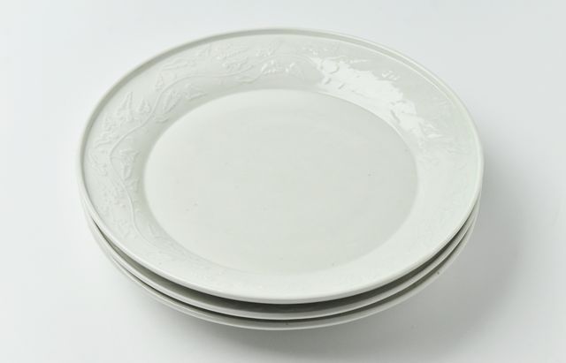 阿部春弥・みか 白磁陽刻唐草文8寸皿 ｜ 暮らしのうつわ花田 和食器 通販