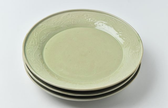 阿部春弥・みか もえぎ陽刻唐草文8寸皿 ｜ 暮らしのうつわ花田 和食器 通販