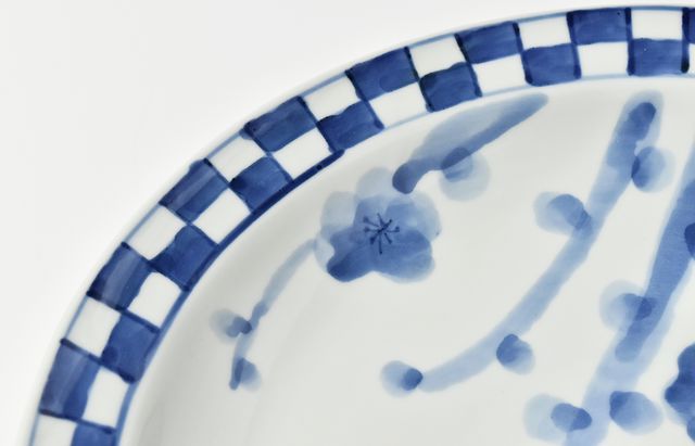 西納三枝さんの角皿 西納三枝 1 染付槍梅文尺皿 ｜ 暮らしのうつわ花田