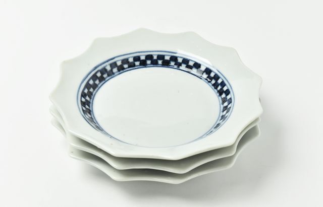 中尾万作 9 染付格子型打輪花皿（小） ｜ 暮らしのうつわ花田 和食器 通販 