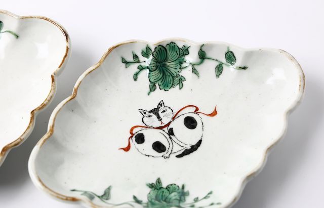 松浦ナオコ 21 色絵牡丹猫文菱形皿 | 暮らしのうつわ花田 和食器 通販 松浦ナオコ 21 色絵牡丹猫文菱形皿 | 暮らしのうつわ花田 和食器 通販