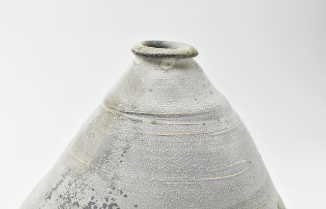 新品】波打つ模様の白い壺 工芸品