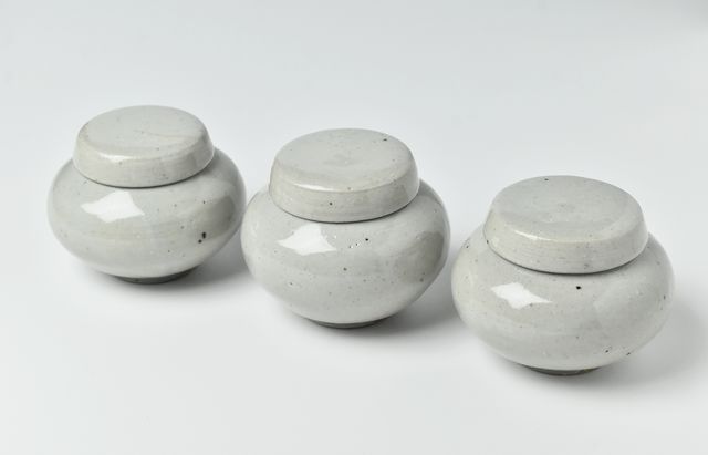 日高伸治 2 青白磁蓋付薬壺 小 ｜ 暮らしのうつわ花田 和食器 通販