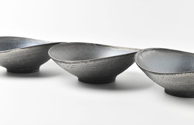 山本哲也 49 鉄釉たわみ鉢 ｜ 暮らしのうつわ花田 和食器 通販