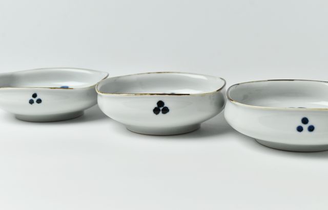 小林巧征 4寸四方反り鉢染付花蝶文 ｜ 暮らしのうつわ花田 和食器 通販