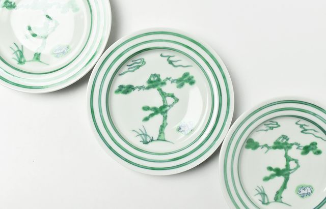 鈴木涼子 緑彩松兎文皿6寸弱 ｜ 暮らしのうつわ花田 和食器 通販