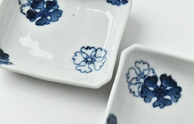 正木春蔵 染附桜散らし文隅入角豆皿 ｜ 暮らしのうつわ花田 和食器 通販