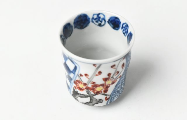 正木春蔵 色絵染附 梅図細筒酒呑B ｜ 暮らしのうつわ花田 和食器 通販