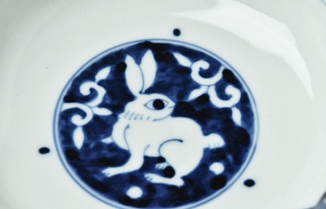 【団扇形　岩上花紋　染付　変皿】工芸品 6号皿 染付瓔珞紋花鳥 SK-041-P – SEIKOU ONLINE