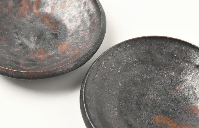 吉田学 縁厚4寸皿鉄釉 ｜ 暮らしのうつわ花田 和食器 通販