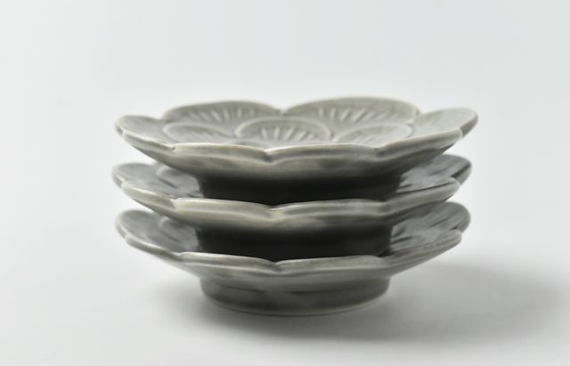 阿部春弥・みか グレー牡丹豆皿 ｜ 暮らしのうつわ花田 和食器 通販