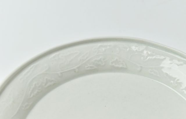 阿部春弥・みか 白磁陽刻唐草文5.5寸皿 ｜ 暮らしのうつわ花田 和食器 通販