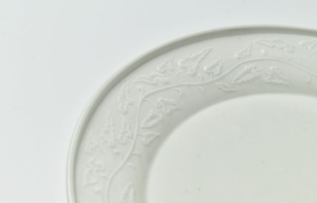 阿部春弥・みか 白磁陽刻唐草文8寸皿 ｜ 暮らしのうつわ花田 和食器 通販