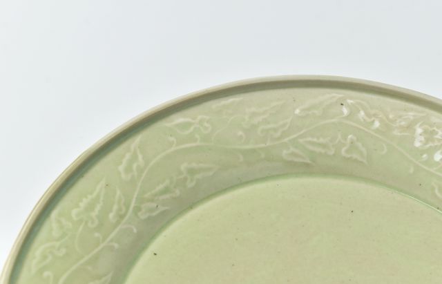 阿部春弥・みか もえぎ陽刻唐草文8寸皿 ｜ 暮らしのうつわ花田 和食器 通販