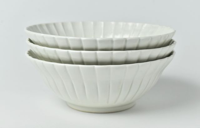 阿部春弥・みか 白磁輪花中鉢 ｜ 暮らしのうつわ花田 和食器 通販