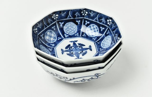 青花瓷八角形 青と白の陶器製植木鉢 吉岡将弐 枠取ダミ丸文八角鉢 ｜ 暮らしのうつわ花田 和食器 通販