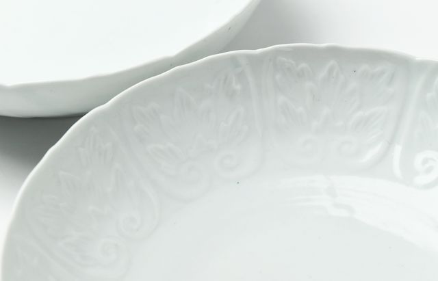 高麗陶房　宮岡英夫　「白磁陽刻花文鉢」　共箱入　作者サイン入25.12.10-2 高麗陶房 宮岡英夫 「白磁陽刻花文鉢」 共箱入 作者サイン入25.12.10-2