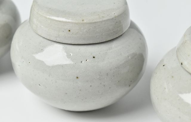 日高伸治 2 青白磁蓋付薬壺 小 ｜ 暮らしのうつわ花田 和食器 通販