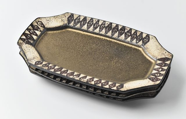 山本哲也 47 金彩釉印判入隅長皿A（裏面漆） ｜ 暮らしのうつわ花田 和