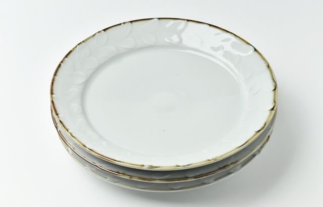 小林巧征 7寸リム皿白磁双葉 ｜ 暮らしのうつわ花田 和食器 通販