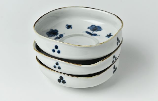 小林巧征 4寸四方反り鉢染付花蝶文 ｜ 暮らしのうつわ花田 和食器 通販