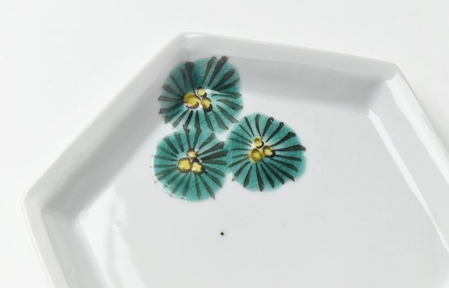 九谷青窯 68 色絵松六角皿 ｜ 暮らしのうつわ花田 和食器 通販