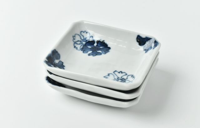正木春蔵 染附桜散らし文隅入角豆皿 ｜ 暮らしのうつわ花田 和食器 通販