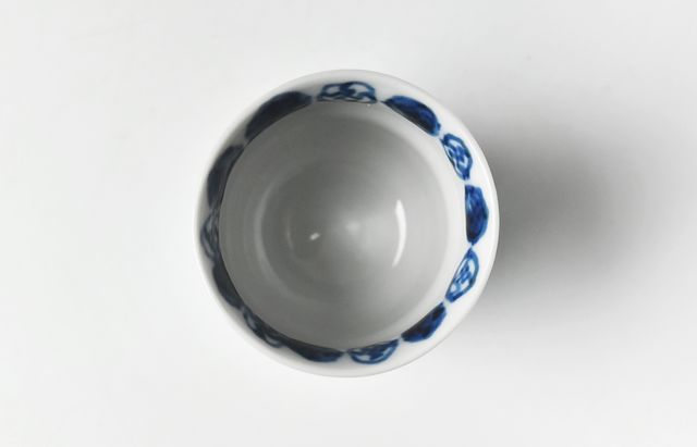 正木春蔵 色絵染附 梅図細筒酒呑B ｜ 暮らしのうつわ花田 和食器 通販
