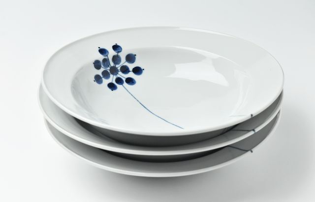 大皿 徳永遊心 染付茨の実8寸深皿 ｜ 暮らしのうつわ花田 和食器 通販