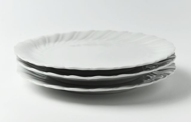 水野克俊 18 白磁波輪花7寸皿 ｜ 暮らしのうつわ花田 和食器 通販