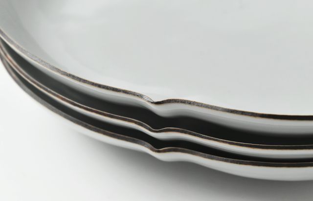 水野克俊 50 白磁口紅三ツ輪花変形皿 ｜ 暮らしのうつわ花田 和食器 通販