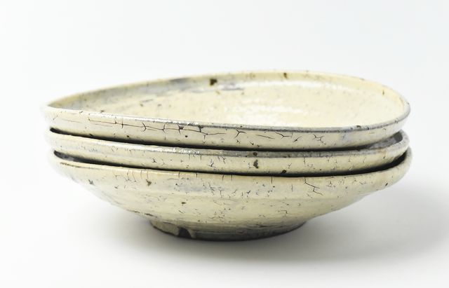 【新品未使用】工藤和彦 白樺ホワイト8寸たわみ皿 工藤和彦 107 白樺ホワイト8寸たわみ皿 ｜ 暮らしのうつわ花田 和食器 通販