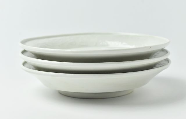 阿部春弥・みか 白磁陽刻唐草文5.5寸皿 ｜ 暮らしのうつわ花田 和食器 通販