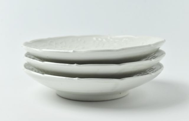 阿部春弥・みか 白磁陽刻蓮花文5寸皿 ｜ 暮らしのうつわ花田 和食器 通販