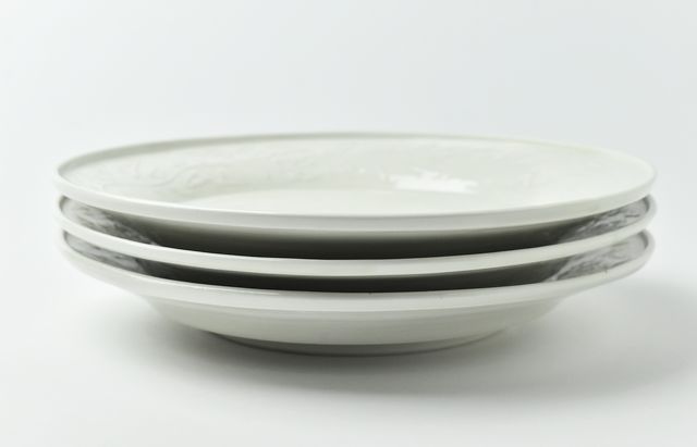 阿部春弥・みか 白磁陽刻唐草文8寸皿 ｜ 暮らしのうつわ花田 和食器 通販