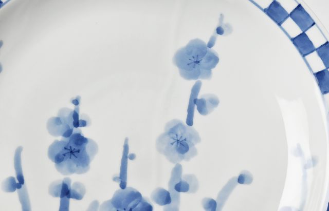 西納三枝 1 染付槍梅文尺皿 ｜ 暮らしのうつわ花田 和食器 通販