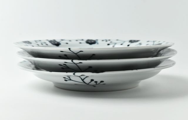 日下華子 黒呉須花文7.5寸皿 ｜ 暮らしのうつわ花田 和食器 通販