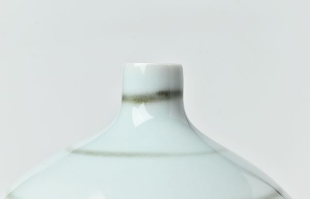 日下華子 白磁コマ文花器 ｜ 暮らしのうつわ花田 和食器 通販