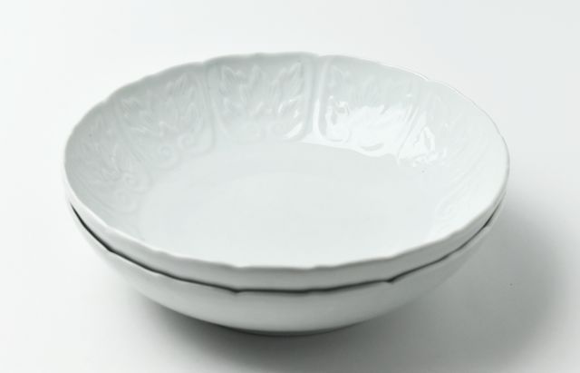 宮岡麻衣子 白磁輪花陽刻牡丹文7寸鉢 ｜ 暮らしのうつわ花田 和食器 通販