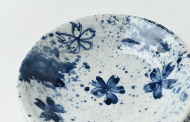 中尾万作 吹墨桜5寸皿 ｜ 暮らしのうつわ花田 和食器 通販