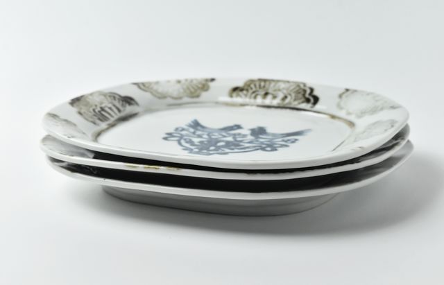 【新品未使用/稀少】稲村真耶　呉須絵付うろこ文様大皿 稲村真耶 印判双鶏文7.5寸丸四方皿 ｜ 暮らしのうつわ花田 和食器 通販