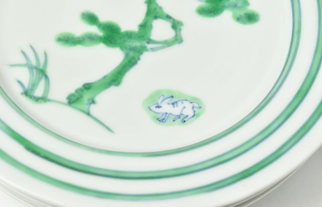 鈴木涼子 緑彩松兎文皿6寸弱 ｜ 暮らしのうつわ花田 和食器 通販