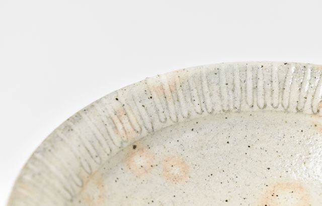 古賀雄二郎 縁鎬5寸反り浅鉢 粉引【H】 ｜ 暮らしのうつわ花田