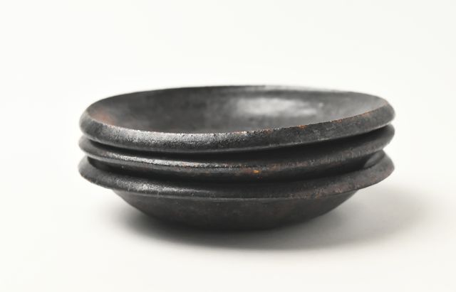 吉田学 縁厚4寸皿鉄釉 ｜ 暮らしのうつわ花田 和食器 通販