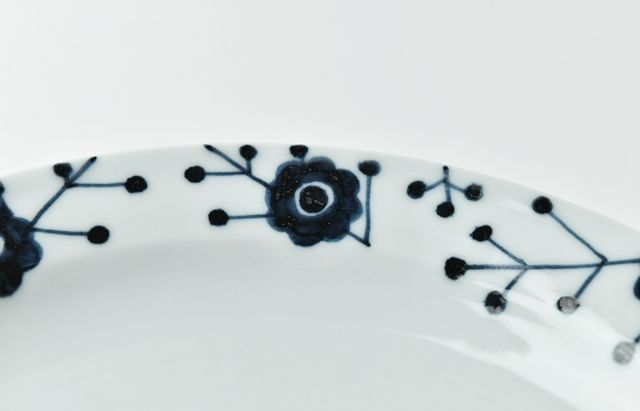 日下華子 黒呉須花文7.5寸皿 ｜ 暮らしのうつわ花田 和食器 通販