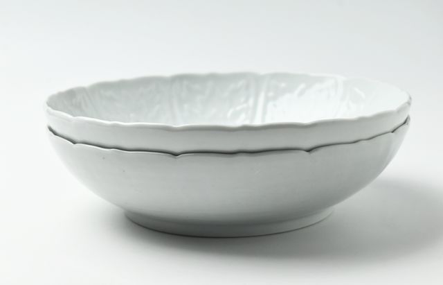 高麗陶房　宮岡英夫　「白磁陽刻花文鉢」　共箱入　作者サイン入25.12.10-2 白磁陽刻菊牡丹文鉢 宮岡麻衣子 工芸品