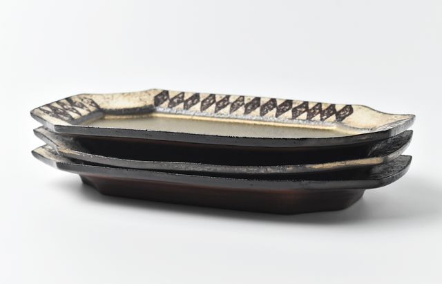 山本哲也 47 金彩釉印判入隅長皿A（裏面漆） ｜ 暮らしのうつわ花田 和