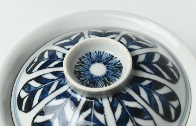 廣野俊彦 36 染付矢羽文蓋物 ｜ 暮らしのうつわ花田 和食器 通販