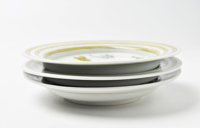 鈴木涼子 黄彩松兎文皿 6寸弱 ｜ 暮らしのうつわ花田 和食器 通販