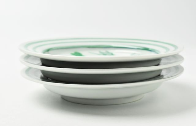 鈴木涼子 緑彩松兎文皿6寸弱 ｜ 暮らしのうつわ花田 和食器 通販